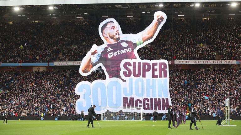 Tifo homenageando o capitão do Aston Villa, John McGinn, no Villa Park