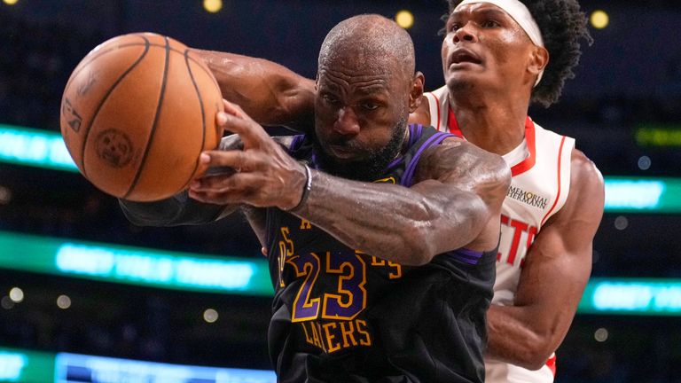 L'attaccante dei Los Angeles Lakers LeBron James, a sinistra, e la guardia degli Houston Rockets Amen Thompson tentano un rimbalzo (AP Photo/Mark J. Terrill)