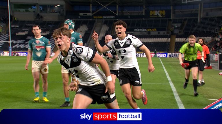 Logan Moy puts Hull FC ahead of St Helens. 