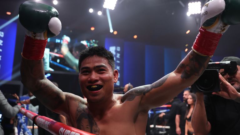 Mark Magsayo celebra la vittoria su Feargal McCrory allo Zuffa 05