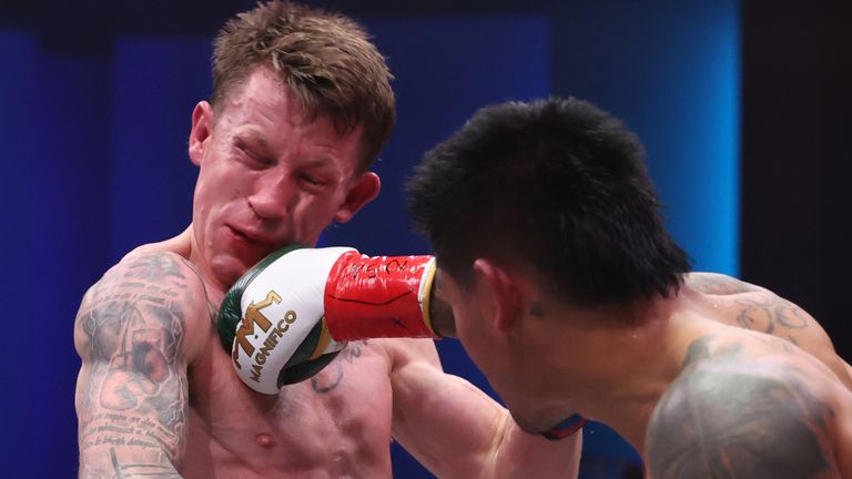 Mark Magsayo sferra un pugno contro Fearfal McCrory allo Zuffa 05