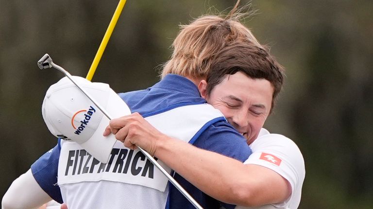 Matt Fitzpatrick, inglese, a destra, abbraccia il suo caddie Daniel Parratt dopo aver vinto il torneo di golf RBC Heritage 