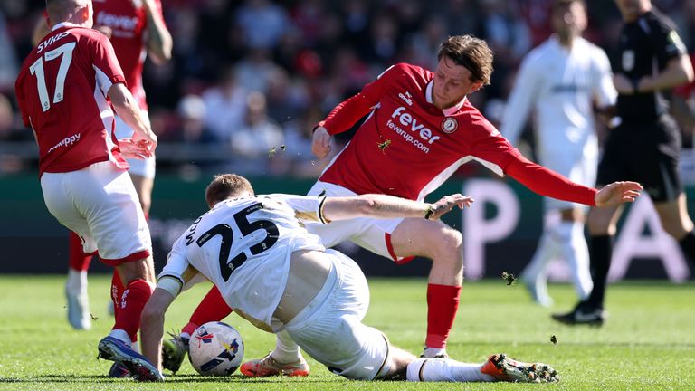 Max Bird of Bristol City battles for possession with Mark McGuinness of Sheffield United
