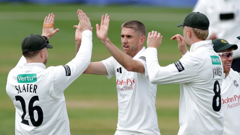 Olly Stone, de Nottinghamshire, comemora a conquista do postigo de Tom Kohler-Cadmore, de Somerset