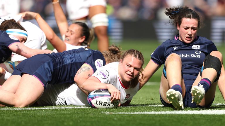 Sarah Bern ha segnato una doppietta per l'Inghilterra che si è scatenata 