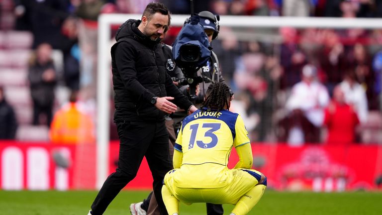 Roberto De Zerbi consoles Destiny Udogie after defeat at Sunderland