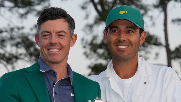 Rory McIlroy, dell'Irlanda del Nord, detiene il trofeo con il caddy Harry Diamond dopo aver vinto il MAsters