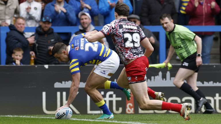 Josh Smith dei Warrington Wolves segna una meta contro Leigh Leopards