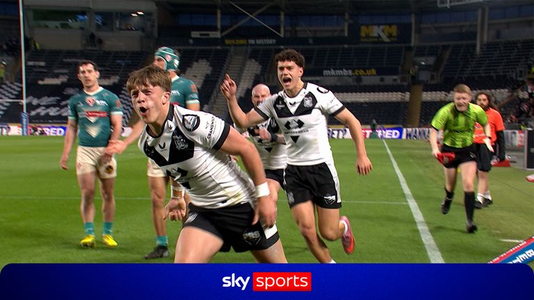 Logan Moy puts Hull FC ahead of St Helens. 