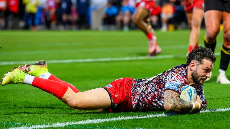 Picture by Allan McKenzie/SWpix.com - 17/04/2026 - Rugby League - Betfred Super League Round 8 - York Knights v Leigh Leopards - LNER Community Stadium, York, England - Leigh's Gareth O'Brien scores a try against York.