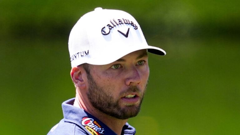 Sam Burns chega ao green no buraco 16 durante a primeira rodada do torneio Masters de golfe no Augusta National