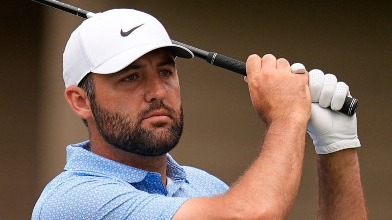 Scottie Scheffler colpisce dal terzo tee durante il round finale dell'RBC Heritage 