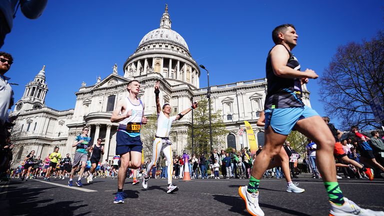 I corridori che prendono parte alla mezza maratona dei monumenti di Londra corrono davanti alla Cattedrale di St. Paul. L'evento vedrà 20.000 corridori affrontare il 13.1-