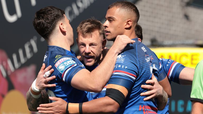 Wakefield run 10 tries past Bradford as Warrington stunned by Catalans