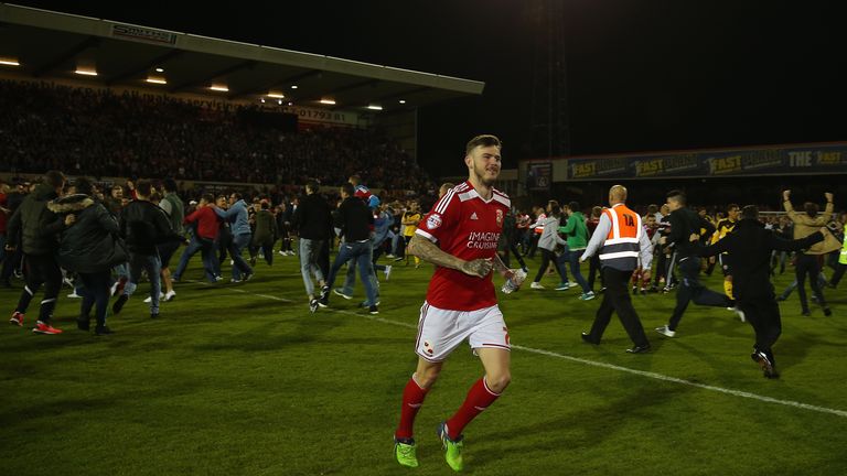 durante a semifinal do playoff da Sky Bet League 1 entre Swindon Town e Sheffiled United no County Ground em 11 de maio de 2015 em S