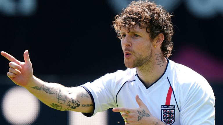 Tom Grennan to join Roman Kemp on Premier League Friday!