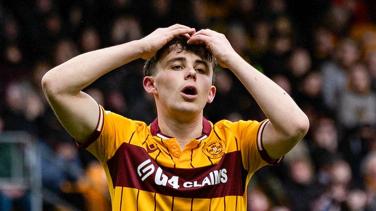 Tom Sparrow, do Motherwell, parece abatido quando seu time sofreu a terceira derrota em quatro jogos do campeonato
