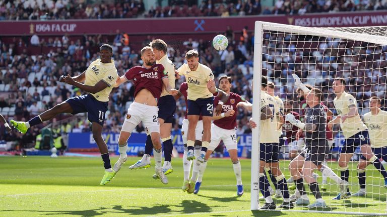 Tomas Soucek marcou de cabeça o primeiro gol da vitória do West Ham sobre o Everton