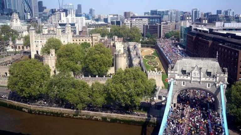 Una vista generale della Torre di Londra mentre la gara di partecipazione di massa passa sul Tower Bridge durante la TCS London Marathon. Data della foto: Su