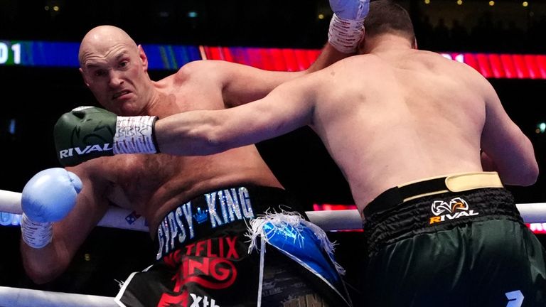 Arslanbek Makhmudov and Tyson Fury battle early on