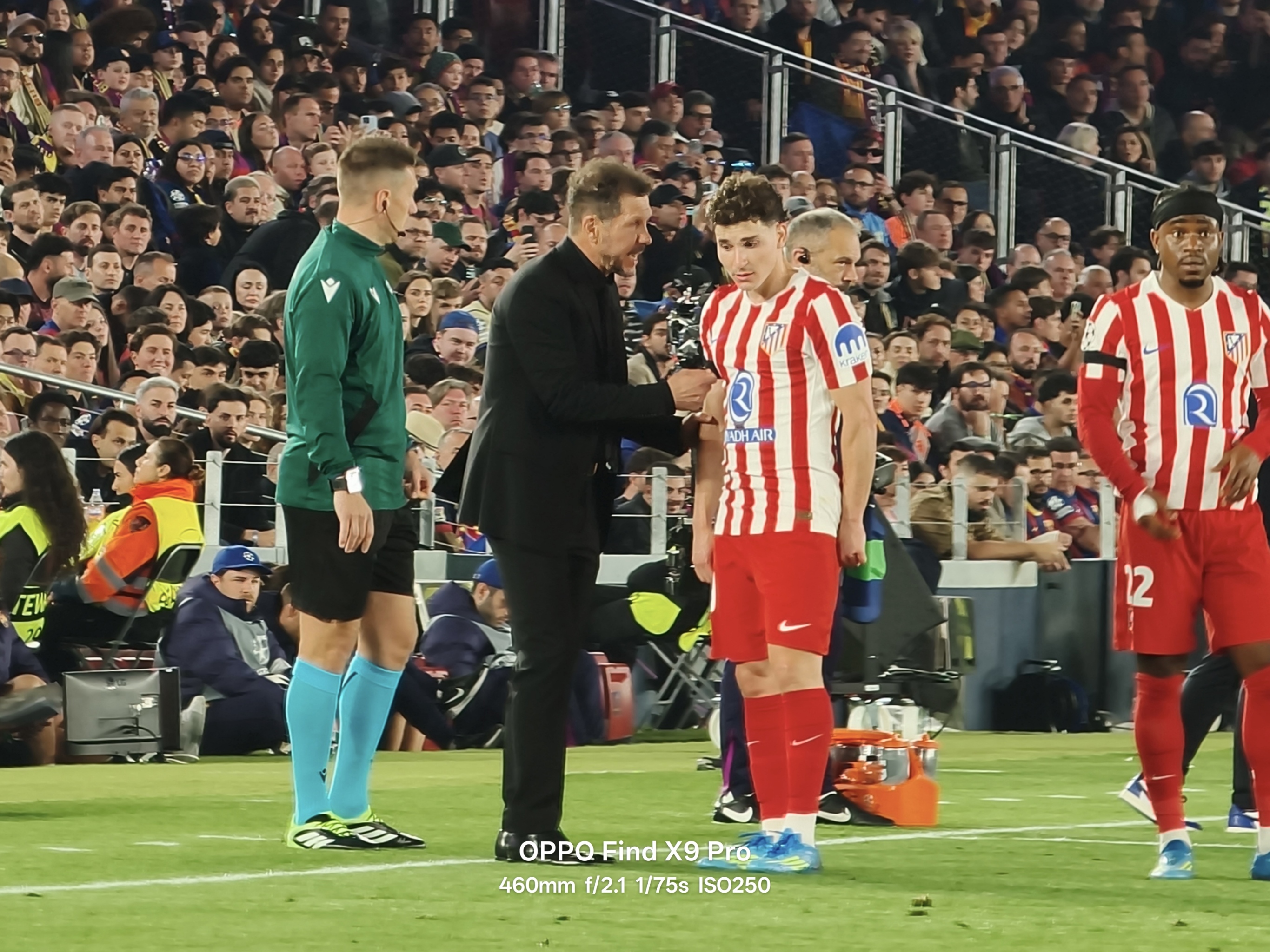Diego Simeone and Julian Alvarez talk against Barcelona