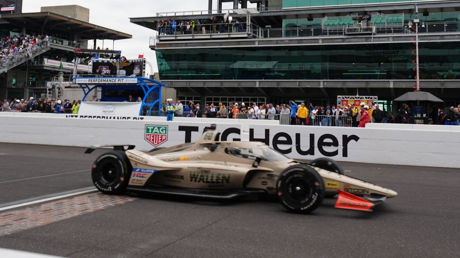 Rosenqvist vince l'Indy 500 con la differenza più stretta della storia