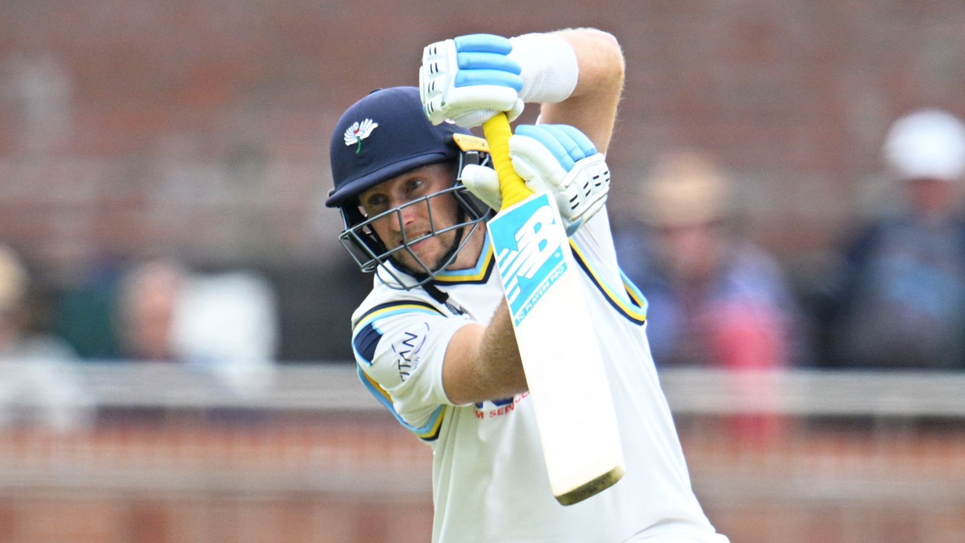 Root's Yorkshire struggling, Duckett fires in another 50, Robinson scores 100