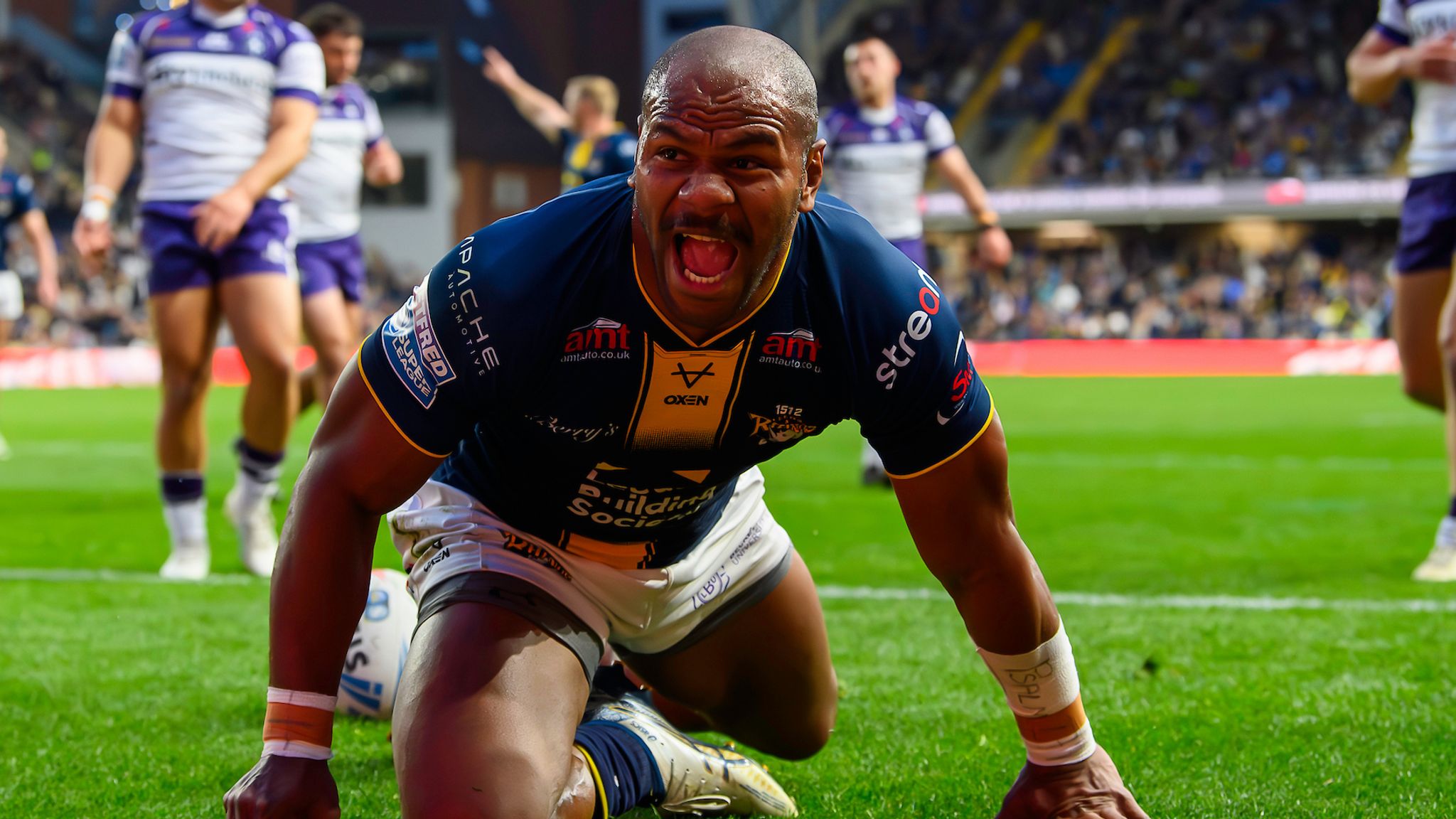 Leeds and St Helens both win big to remain level at top of Super League