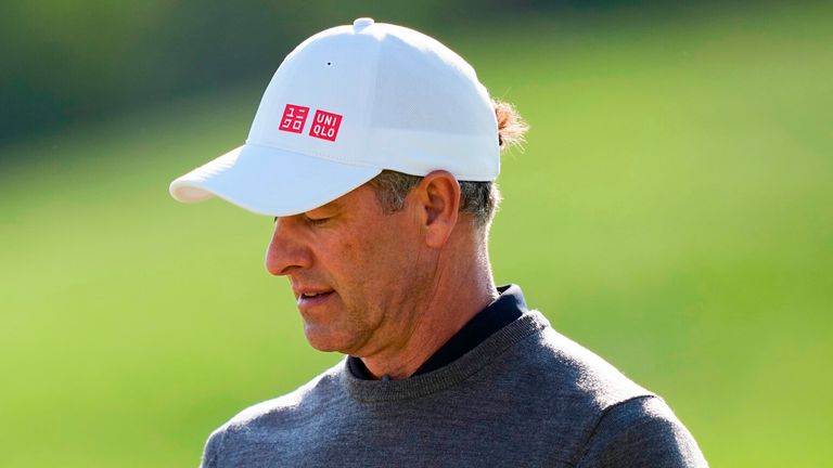Adam Scott, da Austrália, olha para sua bola no 10º green durante a segunda rodada do torneio de golfe do PGA Championship