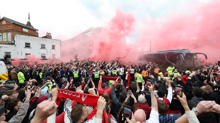 The Arsenal team bus arrived to a wall of noise