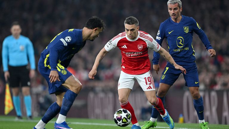 Leandro Trossard holds the ball for Arsenal