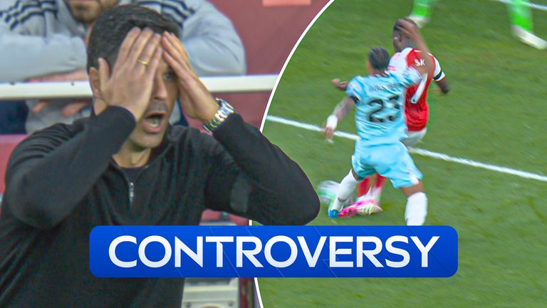 Arsenal appeal for penalty.