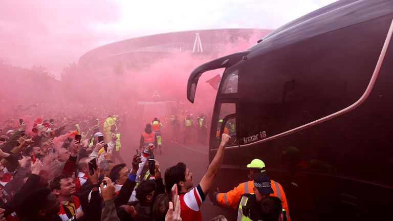 Arsenal welcomed the team bus in with a raucous reception