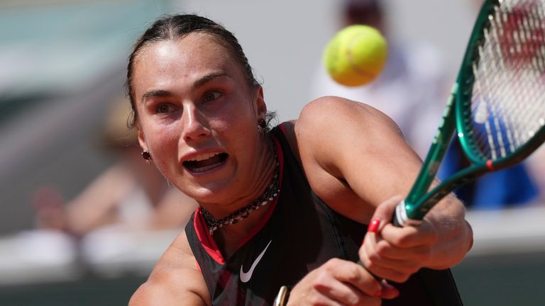 Aryna Sabalenka, da Bielorrússia, retorna a Daria Kasatkina, da Austrália, durante sua partida de tênis individual feminino da terceira rodada no torneio de tênis do Aberto da França em Paris, sábado, 30 de maio de 2026. (AP Photo/Thibault Camus)
