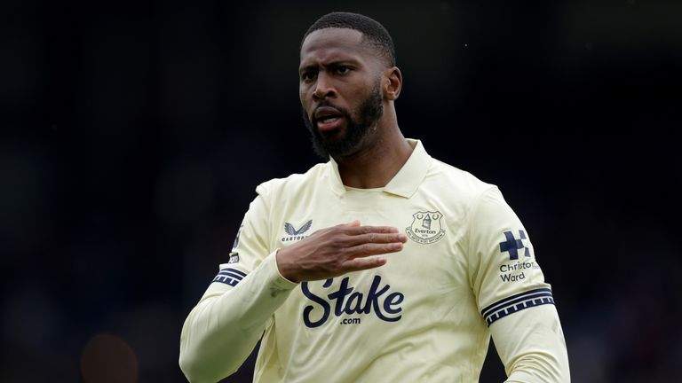 Beto celebrates after restoring Everton's lead at Selhurst Park