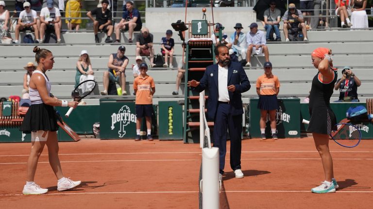 Diana Shnaider of Russia, rignt, and Oleksandra Oliynykova of Ukraine prepare for their third round women's singles tennis match at the French Open tennis tournament in Paris, Saturday, May 30, 2026. (AP Photo/Thibault Camus)