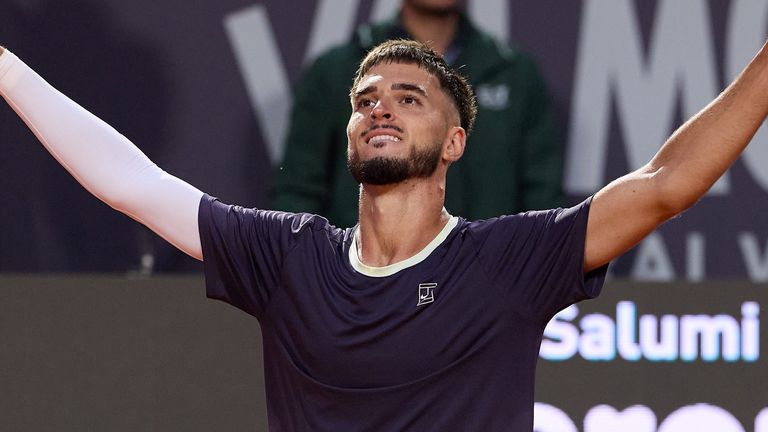 Dino Prizmic garantiu uma vitória impressionante sobre Novak Djokovic, 24 vezes campeão do Grand Slam, em Roma