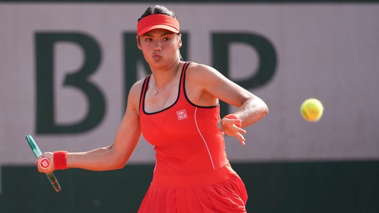 Emma Raducanu da Grã-Bretanha durante a primeira rodada de tênis do Aberto da França em Roland Garros no domingo, 24 de maio de 2026, em Paris, França. (Dave Shopland/