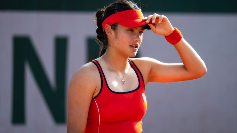 Emma Raducanu da Grã-Bretanha em ação contra Solana Sierra da Argentina na primeira rodada do primeiro dia do Aberto da França de 2026 em Roland 