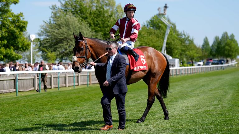 Erzindjan and Ray Dawson take the acclaim of the crowd at Headquarters
