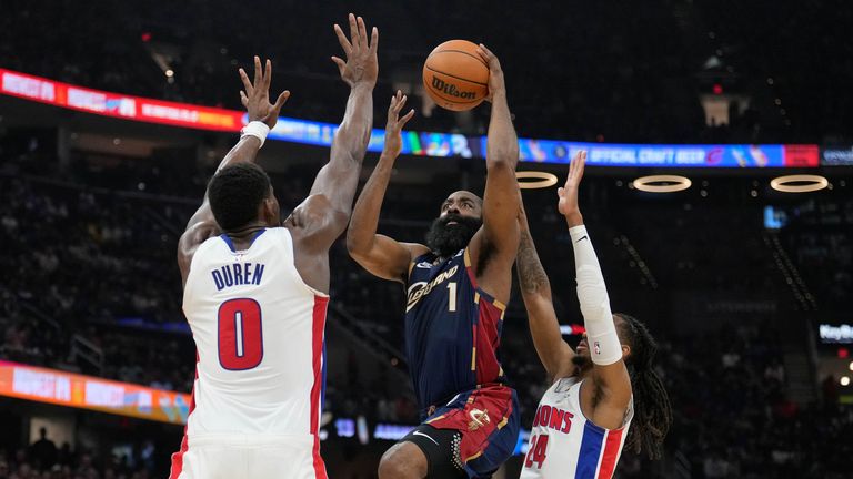 Cleveland Cavaliers' James Harden (1) Detroit Pistons' Jalen Duren (0) आणि डेनिस जेनकिन्स (24) यांच्यात शूट करतो.