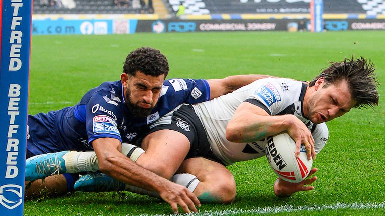 Hull FC's Tom Briscoe scores a try against Toulouse.