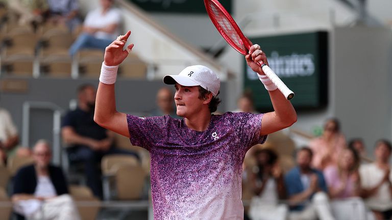 João Fonseca recuperou de dois sets para vencer Novak Djokovic
