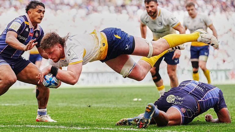 Joe McCarthy, do Leinster, mergulhou para uma tentativa no segundo tempo, com o Bordeaux reduzido a 14 jogadores