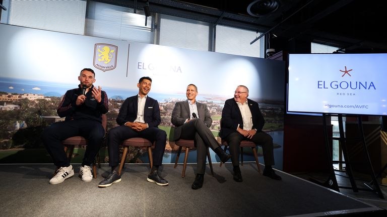 O capitão do Aston Villa, John McGinn, falando em um evento de parceria do El Gouna no Villa Park