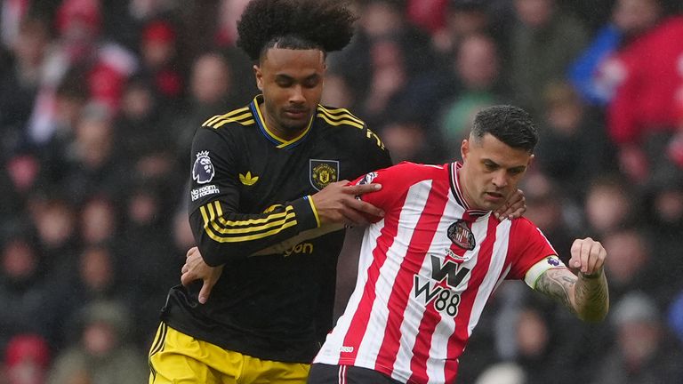Manchester United's Joshua Zirkzee (left) and Sunderland's Granit Xhaka battle for the ball 