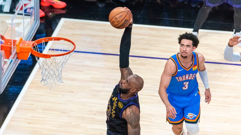 LeBron James (23), do Los Angeles Lakers, enterra contra o Oklahoma City Thunder durante o jogo 4