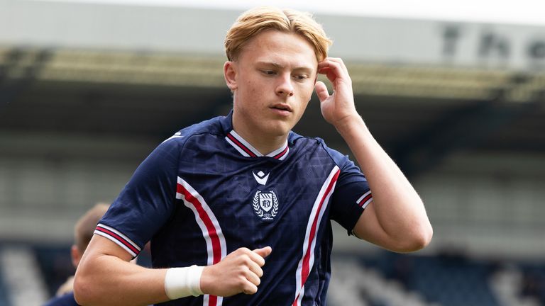 DUNDEE, ESCÓCIA - 02 DE MAIO: Luke Graham de Dundee se aquece durante uma partida da William Hill Premiership entre Dundee e St Mirren no The ScotFoam Stadium em Dens Park, em 02 de maio de 2026, em Dundee, Escócia. (Foto de Ross Parker / Grupo SNS)