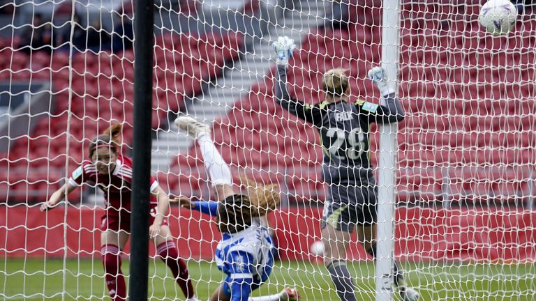 Brighton's Madison Haley scores to make it 2-2