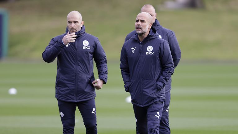 Maresca (à esquerda) passou uma temporada trabalhando com Guardiola (à direita) no time titular